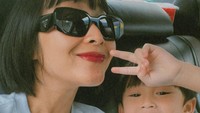 <p>Kehamilan keduanya ini pun permintaan putra pertamanya lho Bunda. “Jadi selama tahun 2022 ini Nord selalu minta adek. Alhamdulillah dikasih kepercayaan dan rezeki dari Allah, Nord seneng banget,” tulis Rinni dalam unggahannya. (Foto: Instagram @rinni_w)</p>