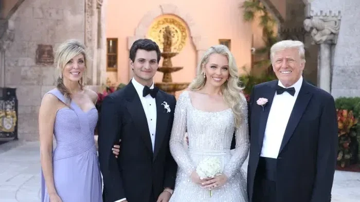 img-title Tiffany Trump Pakai Gaun Pengantin Seharga Rp4,6 Miliar di Hari Pernikahan! Simak Juga Gaya Keluarga Trump Lainnya