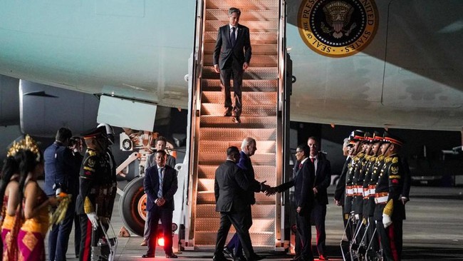 Sandiaga berharap Joe Biden bisa betah dan berlama di Pulau Bali. Bukan hanya semata untuk menghadiri KTT G20, tetapi juga berlibur memulihkan diri.