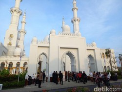 Jokowi Resmikan Masjid Syeikh Zayed di Solo