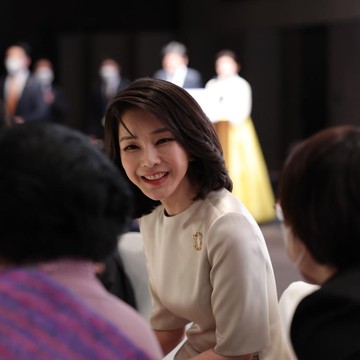 img-title Mengenal Kim Keon Hee, Sosok Ibu Negara Korea Selatan dengan Gaya Modis yang Sering Jadi Sorotan