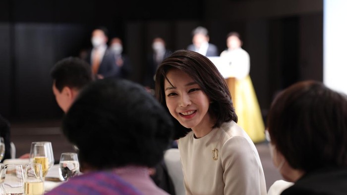 Mengenal Kim Keon Hee, Sosok Ibu Negara Korea Selatan dengan Gaya Modis yang Sering Jadi Sorotan