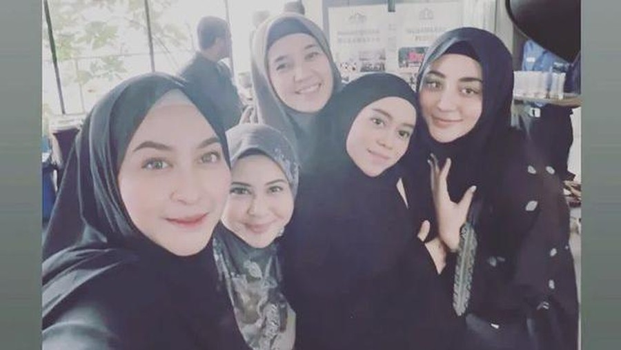 Lesti Kejora Ikut Pengajian Bareng Teman Artis Lesti Kejora Ikut Pengajian Bareng Teman Artis