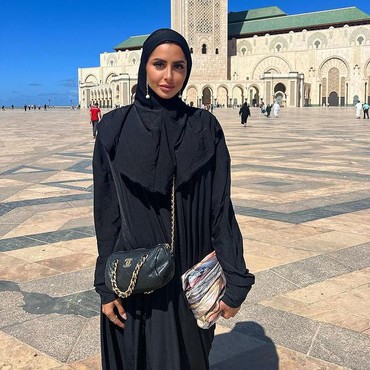 7 Potret Model Cantik Putuskan Mualaf Dihujat Permainkan Agama