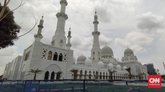 Lantaran ada perjanjian sebelumnya, warung makan tetap menyediakan makan bagi para tukang meski belum menerima pembayaran hingga menunggak ratusan juta.