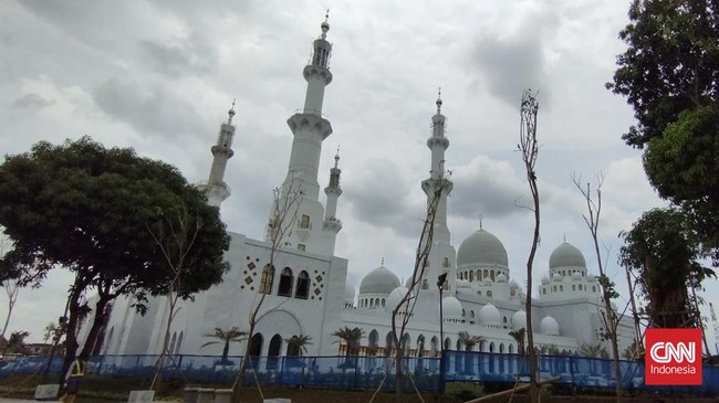 Kakanwil Kemenag Solo mengatakan sudah menerima aduan dari karyawan Masjid Sheikh Zayed itu merupakan rekrutan langsung UEA, dan pihaknya akan menjembatani.