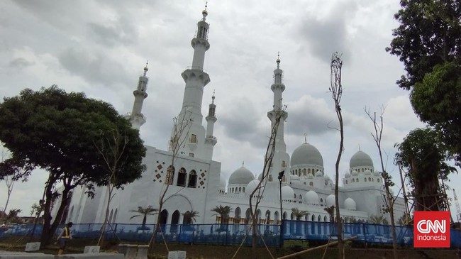 Waskita Buka Suara soal Utang Mandor Masjid Zayed ke Warung Rp145 Juta Waskita Karya angkat suara soal utang mandor proyek pembangunan Masjid Sheikh Zayed Solo kepada warung yang jumlahnya mencapai Rp145 juta.