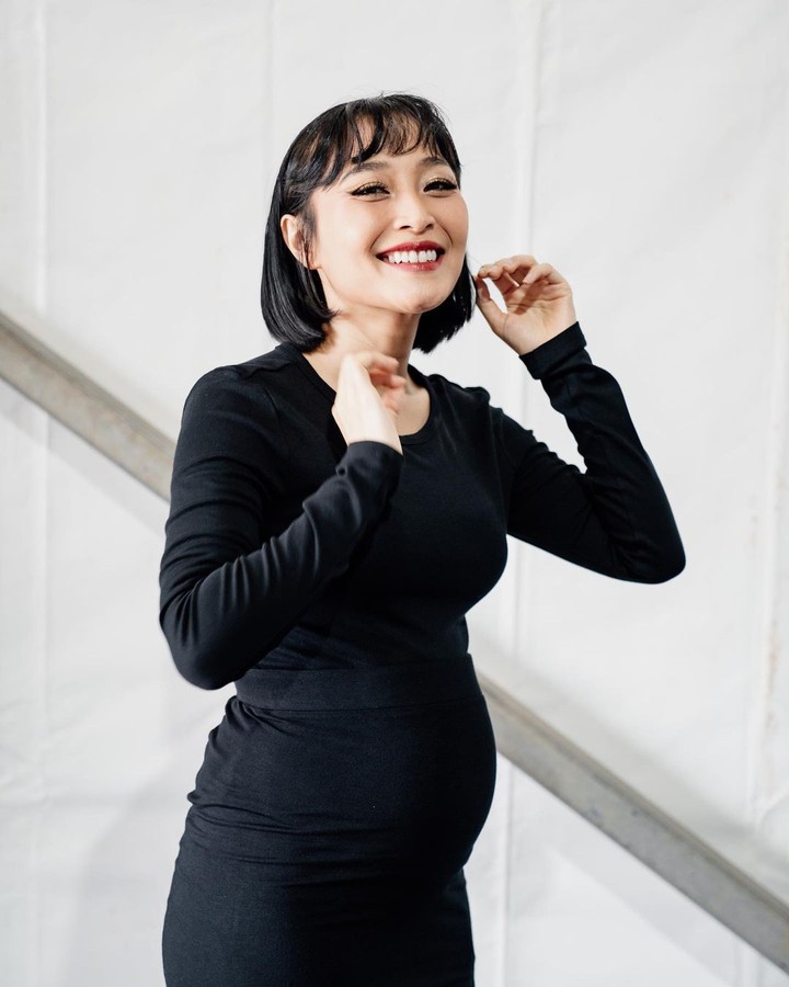 Penyanyi jebolan Indonesian Idol musim ke-4, Rinni Wulandari tengah hamil anak kedua, Bunda. Yuk, intip potret kehamilan kedua Rinni, sebagai berikut!