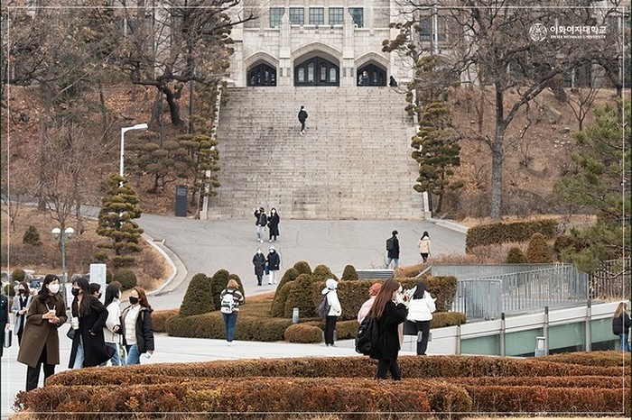 Meskipun awalnya diperuntukkan bagi para perempuan Korea, kini Ewha Womans University bersifat multikultural dan terbuka untuk masyarakat global. Jadi, adakah di antara kamu yang tertarik untuk melanjutkan studi di sini? /Foto: Instagram/ewha.w.univ