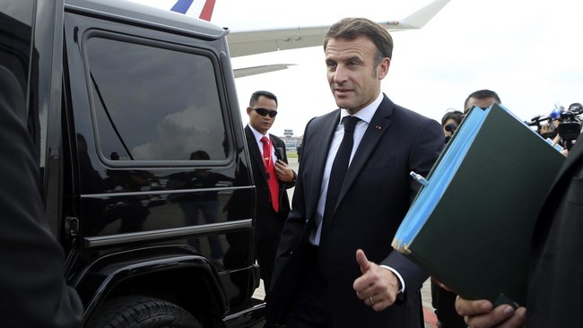 Presiden Prancis Emmanuel Macron terlihat menyempatkan diri blusukan di Bali usai pertemuan KTT G20 hari pertama selesai pada Selasa (15/11) malam.