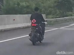 Ngumpet di Belakang Kendaraan Besar, Pemotor Terobos Tol Bakauheni