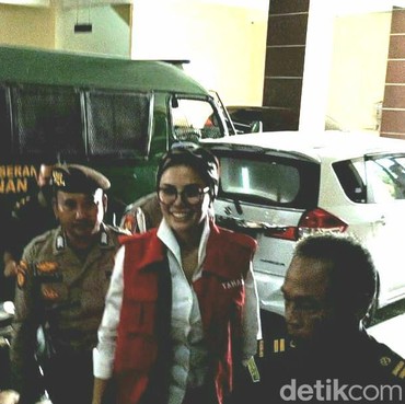 Kenakan Rompi Tahanan, Nikita Mirzani Tebar Senyum Jelang Sidang Perdana