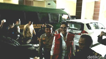 img-title Kenakan Rompi Tahanan, Nikita Mirzani Tebar Senyum Jelang Sidang Perdana