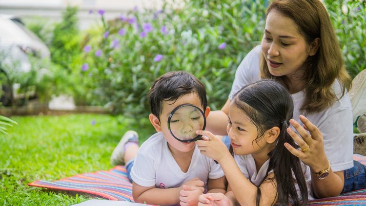 Observasi Anak-anak melakukan observasi