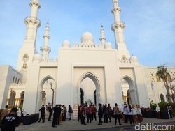 Masjid Sheikh Zayed Dijaga Ketat, Pengunjung Wajib Lewat Metal Detector