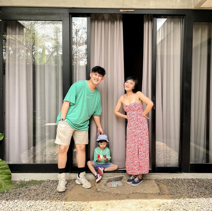 <p>Pasangan ini mulanya menjalin hubungan saat bersama-sama tampil di dalam acara kompetisi musik yang tayang di sebuah stasiun televisi swasta. (Foto: Instagram @rinni_w)</p>