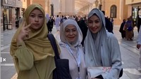 <p>Bunda, kita doakan agar ibadah umrah Annisa dan keluarga berjalan lancar dan bisa kembali ke Tanah Air dengan selamat, ya! (Foto: Instagram: @djorghisultan)</p>