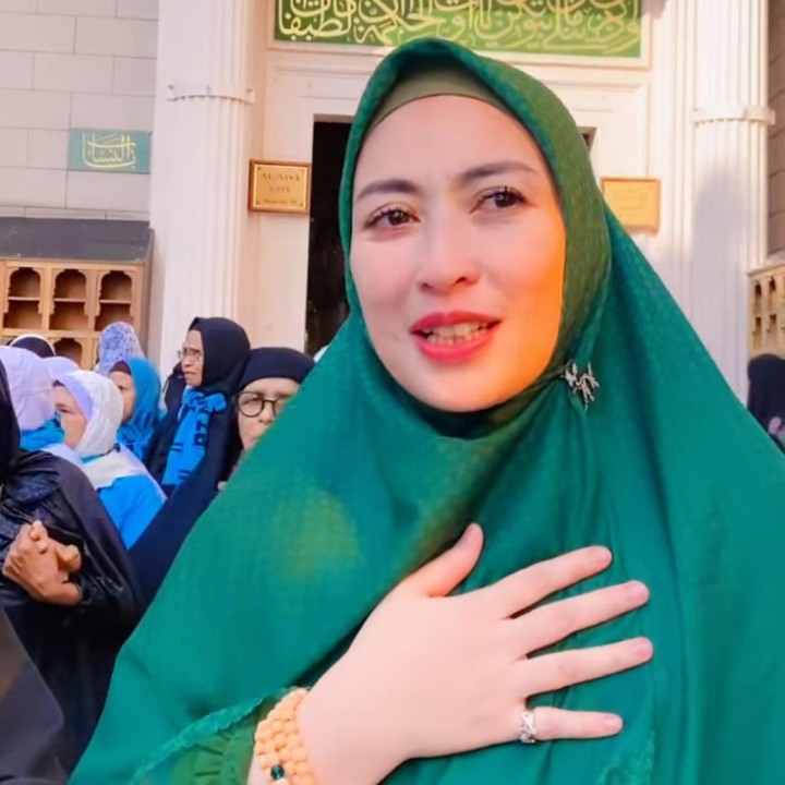 <p>Annisa beberapa kali terlihat menitikkan air mata usai menjalankan ibadah. Ia turut mendoakan umat Muslim di seluruh dunia. (Foto: Instagram: @hapsariannisa29)</p>