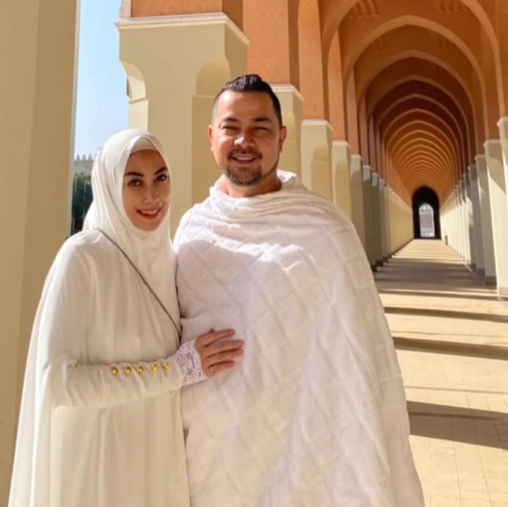 <p>Sang suami, Sultan Djorghi, kerap membagikan potret kebersamaannya dan keluarga pada laman Instagram. So sweet, ya! (Foto: Instagram: @djorghisultan)</p>