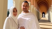 <p>Sang suami, Sultan Djorghi, kerap membagikan potret kebersamaannya dan keluarga pada laman Instagram. So sweet, ya! (Foto: Instagram: @djorghisultan)</p>