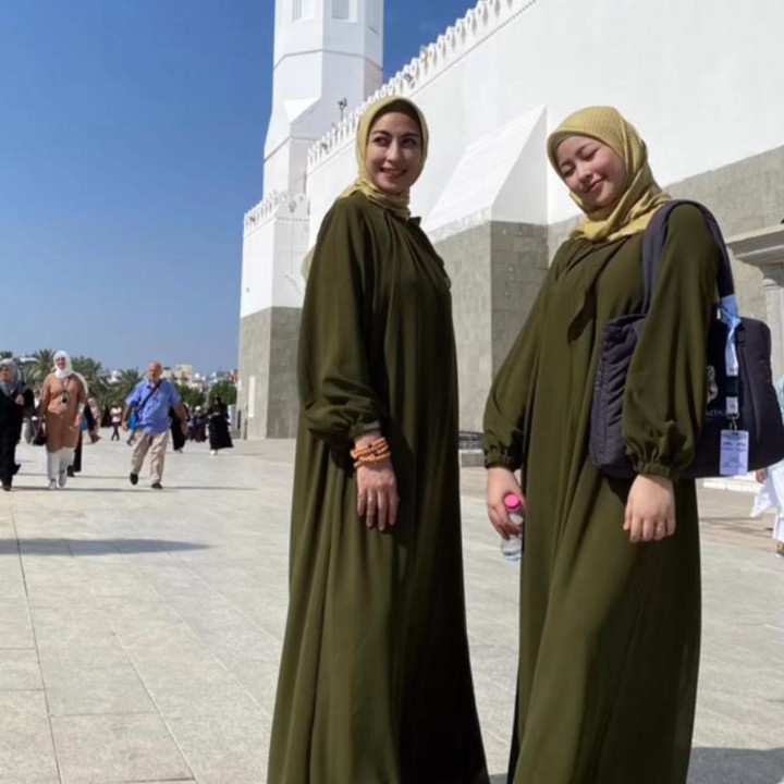 <p>Annisa dan keluarga juga terlihat mengunjungi Masjid Quba. Aquene dan sang Bunda pun mengenakan pakaian kembar, lho. (Foto: Instagram: @djorghisultan)</p>