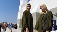 <p>Annisa dan keluarga juga terlihat mengunjungi Masjid Quba. Aquene dan sang Bunda pun mengenakan pakaian kembar, lho. (Foto: Instagram: @djorghisultan)</p>