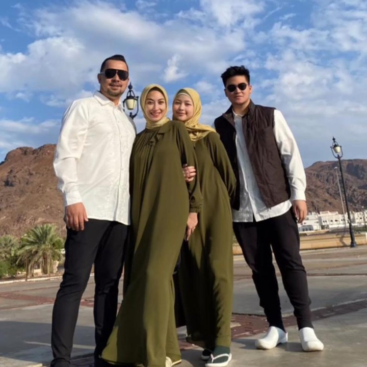 <p>Annisa Triphapsari tengah menjalankan ibadah umrah, Bunda. Tak sendirian, ia turut mengajak suami dan dua anaknya, Aquene serta Rafi. (Foto: Instagram: @djorghisultan)</p>