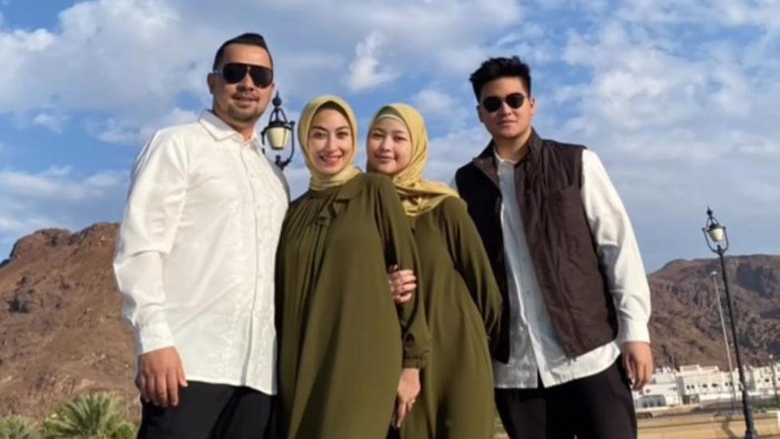 Potret Annisa Trihapsari Umrah Bareng Anak dan Suami
