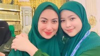 <p>Anak perempuannya, Aquene, sempat menarik perhatian karena tampil mengenakan hijab, Bunda. Ia pun disebut semakin cantik dan mirip sang Bunda. (Foto: Instagram: @hapsariannisa29)</p>
