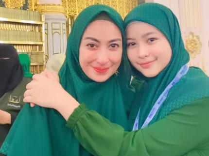 7 Potret Umrah Annisa Trihapsari Sekeluarga, Aquene Berhijab Jadi Sorotan