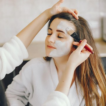 img-title Rutinitas Skincare Mingguan yang Wajib Kamu Lakukan untuk Mendapatkan Kulit Glowing dan Sehat