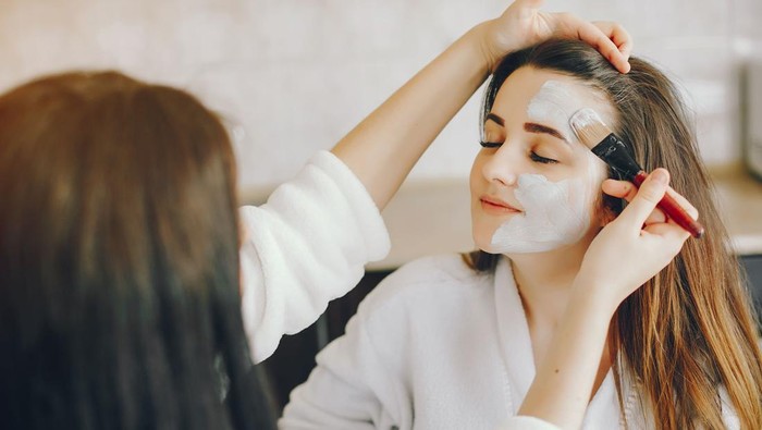 Rutinitas Skincare Mingguan yang Wajib Kamu Lakukan untuk Mendapatkan Kulit Glowing dan Sehat
