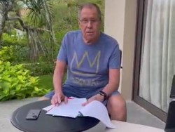 Gaya Menlu Rusia Santai Pakai Kaus di Bali, Ternyata Karya Seniman Basquiat