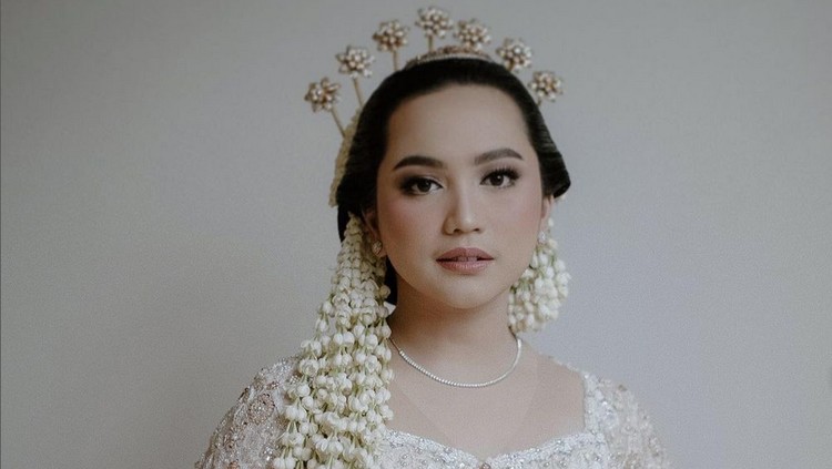 Rachel Amanda Menikah Rachel Amanda menikah memakai kebaya putih.