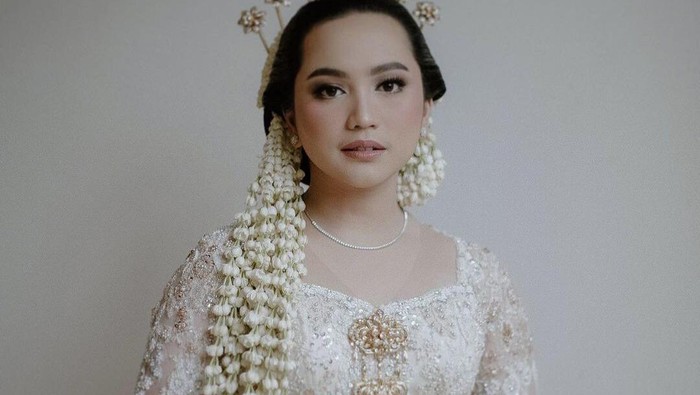 Rachel Amanda menikah menggunakan busana pengantin adat Jawa/Foto:Instagram/hibikiwedding