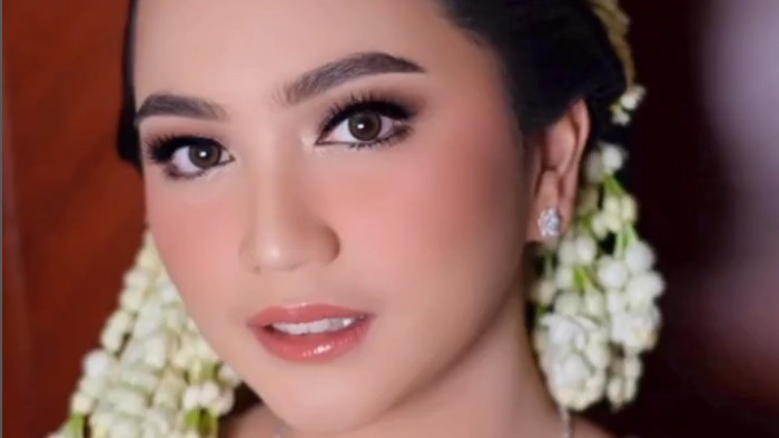 Rachel Amanda menikah pakai makeup bernuansa peach.