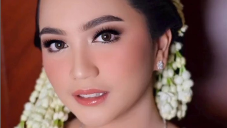 Rachel Amanda menikah pakai makeup bernuansa peach.