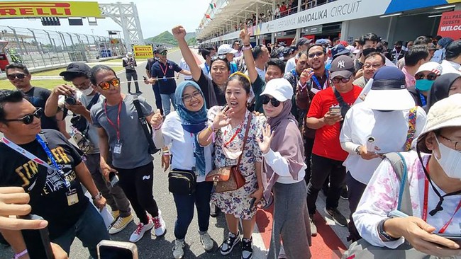 Rara Istiati Wulandari, pawang hujan yang terkenal saat MotoGP Mandalika 2022, menjadi bintang dan sasaran selfie penonton WSBK Mandalika 2022.