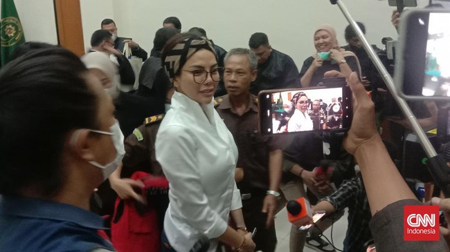 Instagram @nikitamirzanimawardi_172 menggunggah gambar dengan keterangan soal 'Nyai memiliki lawan jenderal dengan Bintang 2 di pundaknya'.