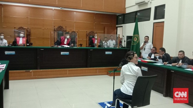 Majelis hakim memerintahkan Jaksa Penuntut Umum (JPU) menjemput paksa saksi korban, Dito Mahendra, untuk hadir ke ruang sidang di PN Serang.