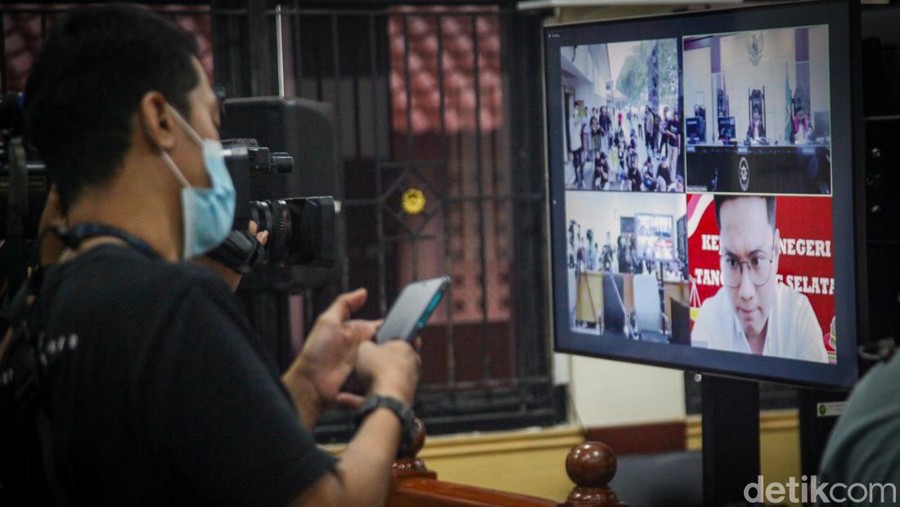 Sidang Vonis Indra Kenz di Kasus Binomo Digelar Terbatas Indra Kesuma alias Indra Kenz menjalani sidang vonis kasus Binomo hari ini. Sidang tersebut digelar secara terbatas.