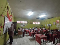 Belajar Tanpa Guru, Siswa SDN Pocin 1 Depok Diajar Ortu-Relawan