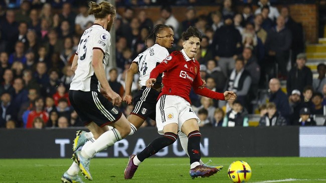 Manchester United menjaga jarak dengan Tottenham Hotspur setelah menghajar Fulham 2-1 pada pekan ke-16 Liga Inggris di Stadion Craven Cottage, Minggu (13/11).