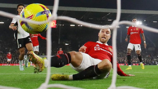 Manchester United menang dramatis 2-1 atas Fulham pada pekan ke-16 Liga Inggris di Stadion Craven Cottage, Minggu (13/11).