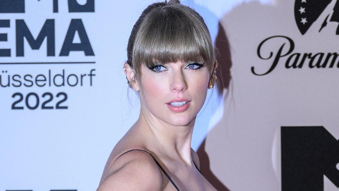 US singer-songwriter Taylor Swift poses on the red carpet upon arrival for the 2022 MTV Europe Music Awards in Düsseldorf, on November 13, 2022. (Photo by Sascha Schuermann / AFP) (Photo by SASCHA SCHUERMANN/AFP via Getty Images)