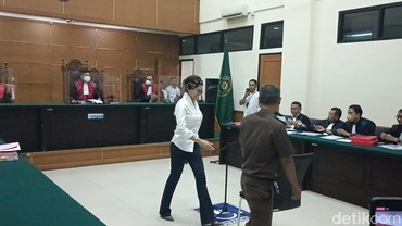 img-title Dengar Dakwaan JPU di Sidang, Nikita Mirzani Tertawa: Lucu Aja