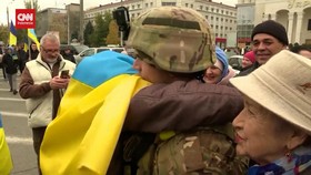 VIDEO: Pasukan Rusia Mundur Dari Kherson, Warga Gembira
