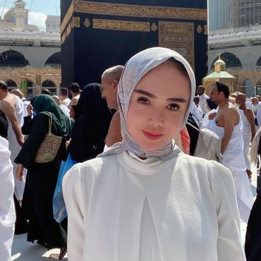 8 Potret Cantik Yuni Shara Berhijab Saat Jalani Ibadah Umrah