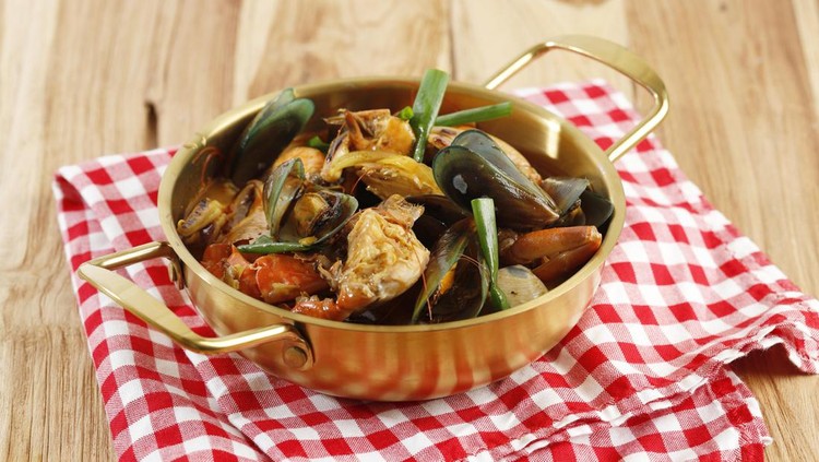 1412221423 Red Seafood Jjampong, Chinese Korean Spicy Seafood Noodle Soup with Vegetable, Served on Gold Pan. Selective Focus