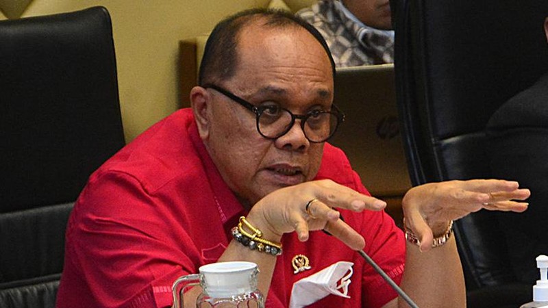 Wakil Ketua Komisi II DPR RI Junimart Girsang, mengungkap adanya dugaan praktik korupsi, kolusi, dan nepotisme (KKN).